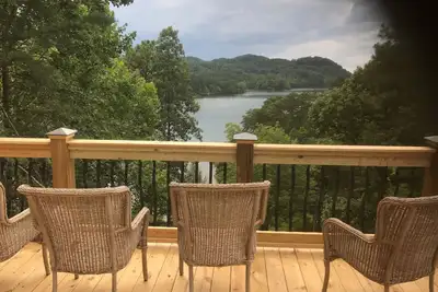 Image de Lake Front Lodge avec une vue magnifique lac et 5 chambres et 5 salles de bains