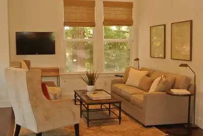 Image de 2 chambres / 2 salles de bain Appartement avec balcon au centre-ville de Sonoma