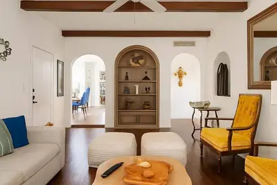 Image de Restez près des concerts, des sports et de la culture dans notre maison historique Artful Monarch