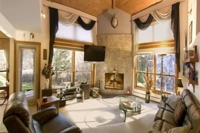 Image de Maison de ski de luxe Trail Creek + navette 2king et 3 lits jumeaux sauna unité de spa