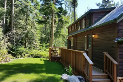 Image de Marchez jusqu'au sanctuaire Shark Reef. Aigles, baleines, phoques et couchers de soleil. Bain à remous privé.