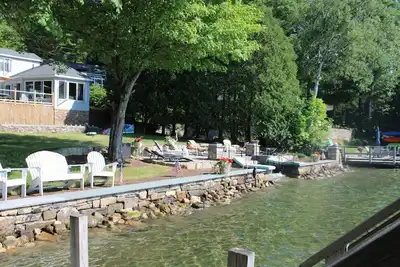 Image de Vues spectaculaires de chaque pièce dans cette immense maison au bord du lac