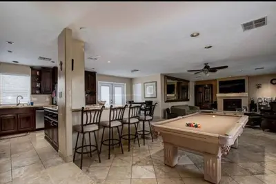 Image de L'emplacement est parfait, Belle maison w / 3 lits king size, 1 lit queen,