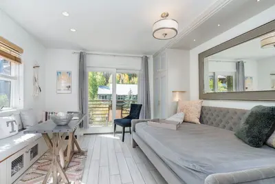 Sanctuaire ensoleillé élégant et moderne avec les meilleures vues