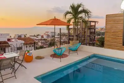 Image de Condo 3 chambres avec vue sur la mer au centre-ville + piscine + wifi