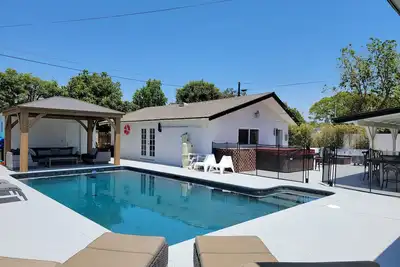 Image de Grande maison de luxe de style complexe - île de barbecue, foyer, piscine chauffée, bain à remous