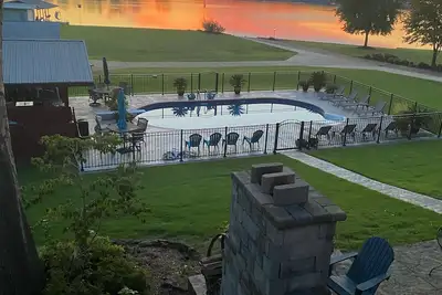 Image de Détendez-vous et profitez du lac et de la piscine