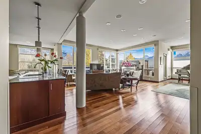 Image de Penthouse au centre-ville dans les Rocheuses canadiennes pour 6 personnes