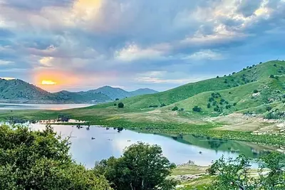 Image de Grande propriété familiale avec des vues d'un million de dollars en face du lac Kaweah!