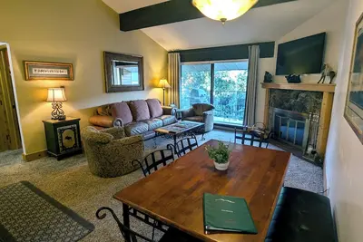 Image de Condo spacieux avec WiFi gratuit, parking, piscine chauffée, bains à remous, navette pour les skieurs