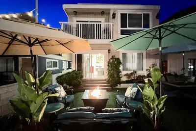 Image de Cottage Surf Side avec patio, deux rois Suites, superposé Cave & 70 étapes à sable!