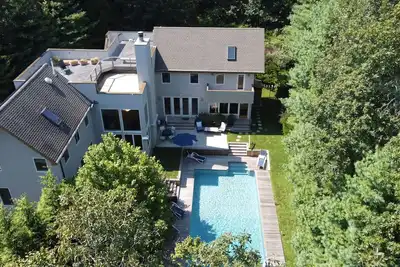 Image de Location d'été spacieuse avec piscine et bain à remous