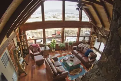 Image de Magnifique maison en bois rond, 60 acres privés - Superbes vues sur la montagne Sun Dancer