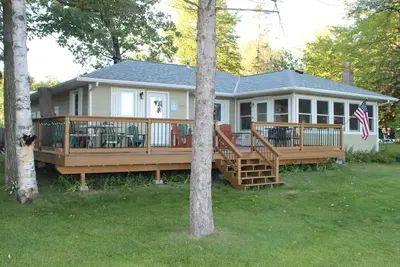 Image de Cabane familiale sur le magnifique lac Bay * Grand pont au bord du lac * Grand terrain pour les jeux