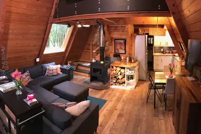 Image de A-Frame rustique des années 70 avec un intérieur moderne et confortable.