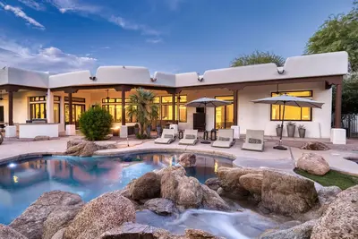 Image de Luxury Paradise Valley Estate Sleeps 10+ Heated Pool, Spa & Mountain View