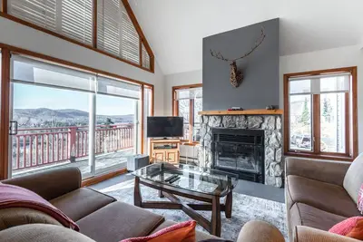 Image de Luxury 3 Bedroom 2-level ski-in/ski-out condo, Renovated - Sleeps 6