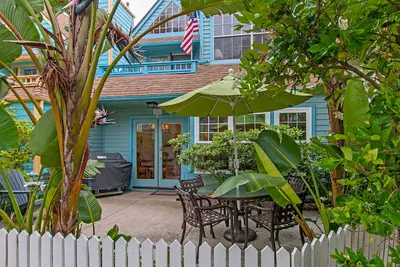Image de 3 minutes à pied de la plage et de la baie - Charmant 2br / 2ba avec cheminée