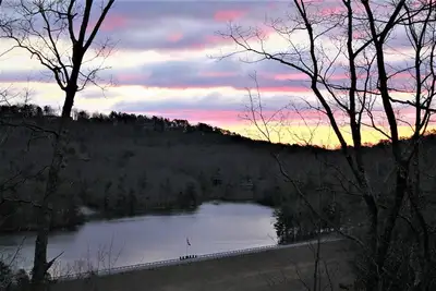Image de Chalet avec vue sur le lac et la montagne à Big Canoe