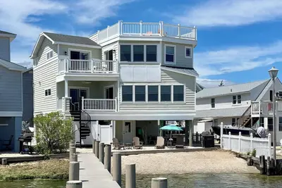 Image de Maison de luxe Lbi Waterfront avec quai (parfait pour les propriétaires de bateaux! )