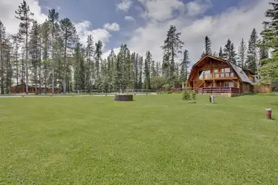Image de The Beaver House - Belle maison en bois rond moderne - À seulement 30 minutes de Calgary.