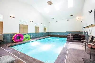 Image de Maison 7br / 5ba / 3kitchen + piscine privée et bain à remous à seulement 8 miles de Snowbird et Alta