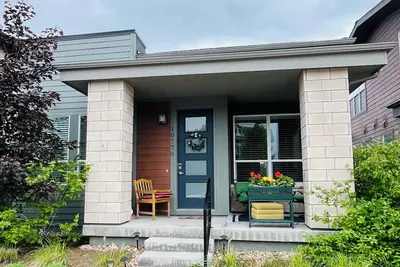 Image de Stapleton Nouveau Ranch moderne de 2400 pieds carrés avec sous-sol fini