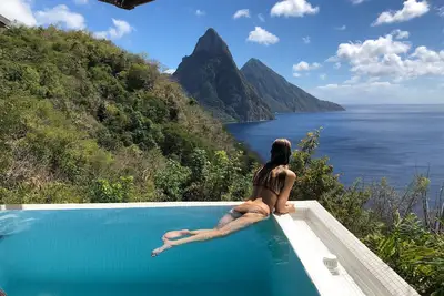 Image de Studio romantique donnant sur les montagnes Piton et la mer des Caraïbes