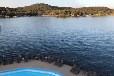 Image de Vue fantastique, eaux calmes et grenier de salle de jeux! ! !