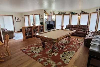 Image de 3500 Sq Ft Home 4 Suites Table de billard, bain à remous, vélos gratuits 4e nuit