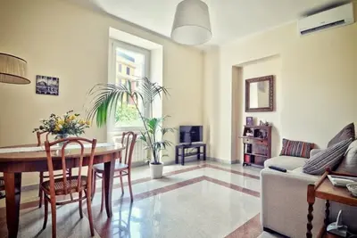 Image de Appartement de charme dans villa des années 1930 dans le calme, espace vert, central.