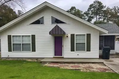 Image de 3 Br, 3 Ba près de tout! Marche / vélo pour les attractions locales.