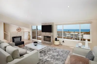 Image de Récemment rénové et contemporain conçu Townhome avec des vues fabuleuses sur l'océan! !