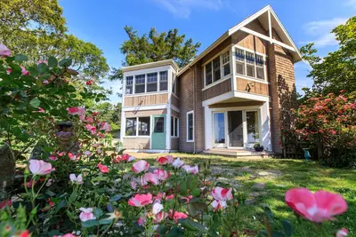 Image de Charme de chalet Cape classique avec toutes les nouvelles mises à jour et des vues fabuleuses