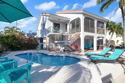 Image de 🏝️ Location de vacances d'été parfaite ~ Piscine, balcon blindé et bain à remous