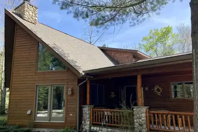 Image de Grande maison sur 20 hectares boisés près du lac Burt et d'Indian River