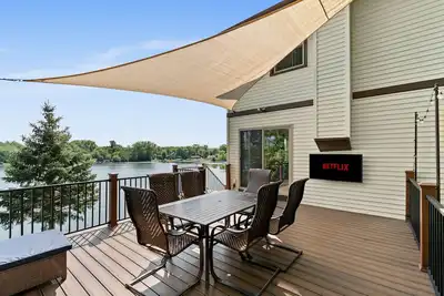 Image de Barbecue De Bateau De Poisson De Nage - 5 chambres, 165 ’de façade sur le lac - Perfect Vacation