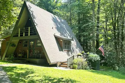 Image de \"Sunburst\" Creekside Cabin - à quelques minutes du centre-ville de Boone!