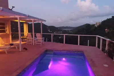 Image de Vue imprenable sur la baie de corail à quelques minutes de la salle à manger et des marchés Piscine privée Parking facile