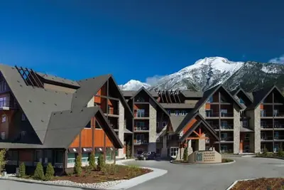 Image de Retraite avec vue sur la montagne - Condo 1 Br Canmore avec piscine, toboggan et bain à remous