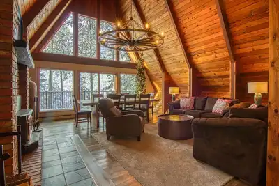 Image de Situé en face de l'Upper Village!