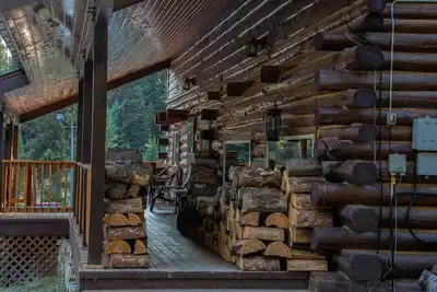 Image de Belle maison en bois rond à Star Meadows avec un tout nouveau bain à remous.