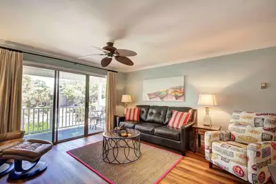 Image de Overlooking Pool! Walk To Village, Close To Beach, Dog Friendly