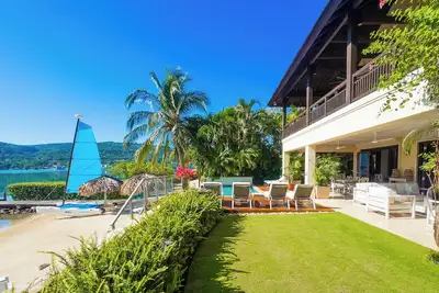 Image de Villa front de mer avec piscine, dans une résidence fermée avec tennis / salle de sport
