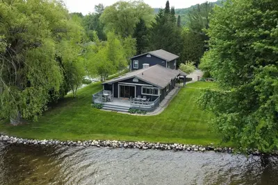 Image de Magnifique maison située sur 140 pi. Du lac intermédiaire intermédiaire, Bellaire Mi