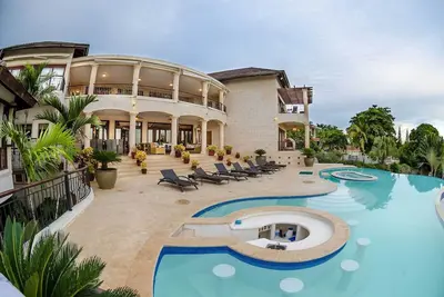Image de Villa de luxe / Vue sur l'océan et le golf / Piscine privée et jacuzzi / Salle de jeux / Grill / Wifi gratuit