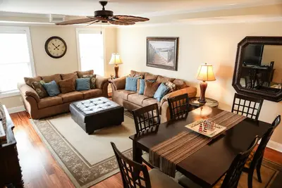 Image de Près de tout! 3 minutes à pied de la jetée! Restaurants!