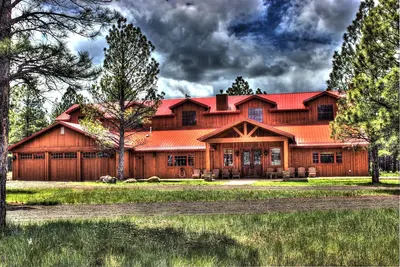 Image de Lodge de luxe rustique dans les montagnes blanches de l'Arizona