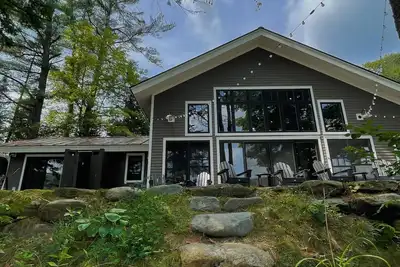 Image de Magnifique maison au bord du lac sur le lot boisé privé, près de Stowe et Jay Peak