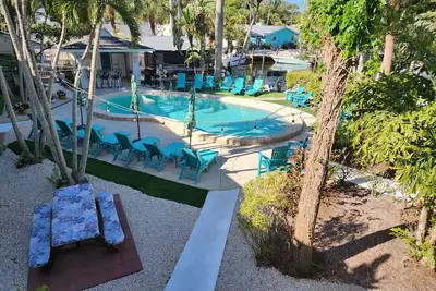 Image de Studio avec accès canal et piscine! Détendez-vous au bord de l'eau!